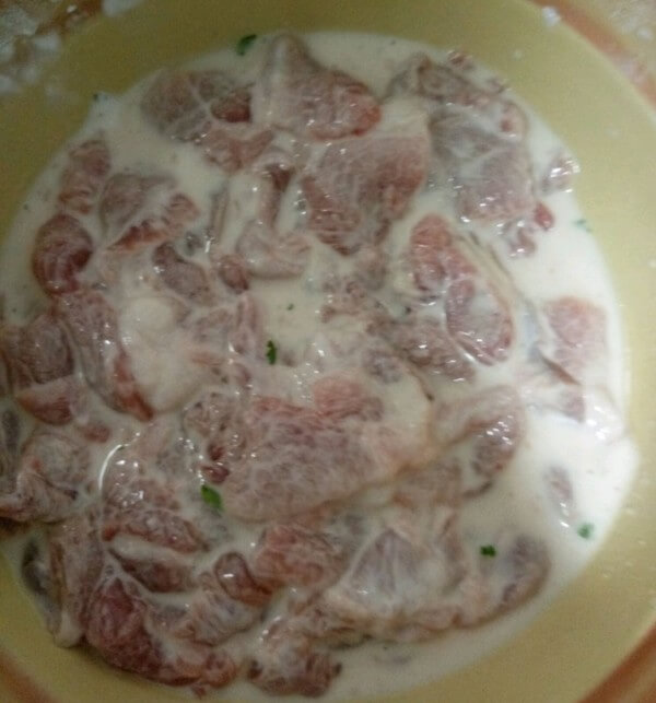 Meat slices, add starch and water and mix well