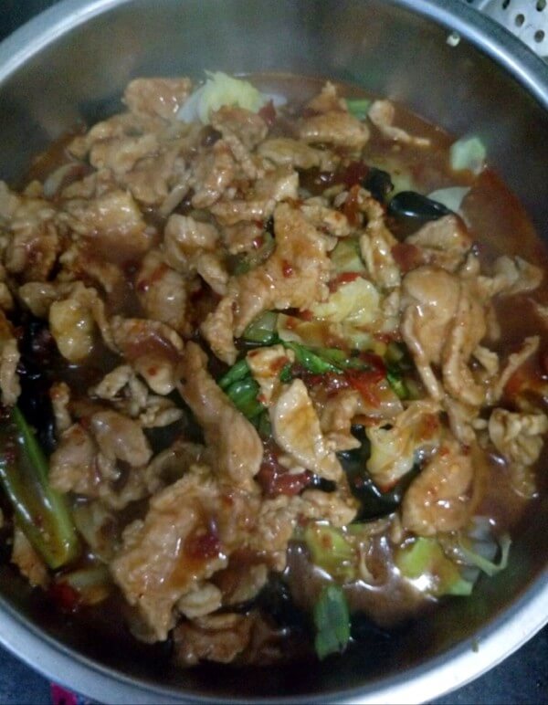 Once the meat is mature, pour the soup and meat on the vegetables