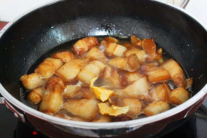 Add soy sauce, soy sauce, rock sugar,