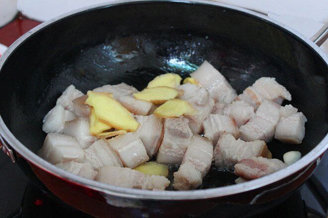 In a frying pan, heat up with a little oil,