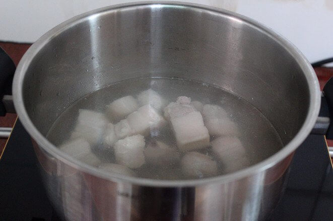 Pour appropriate amount of cold water into the pot