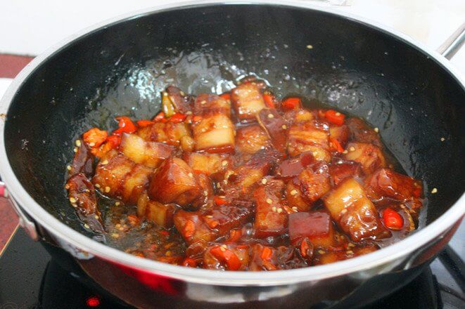 Pour in the braised pork belly and pour it into the pot