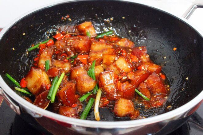 Put salt, chives, stir-fry, spicy, fat but not greasy