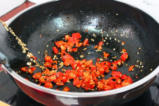 Put the washed and cut chili into the pan and stir-fry the spicy taste.