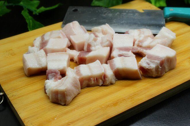 The skin has pig hair to be pulled out, scraped clean, and then cut into small cubes