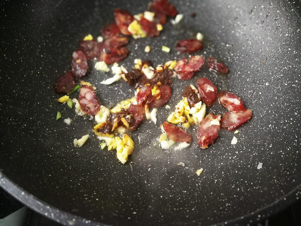 Heat the pan, saute the ginger, garlic
