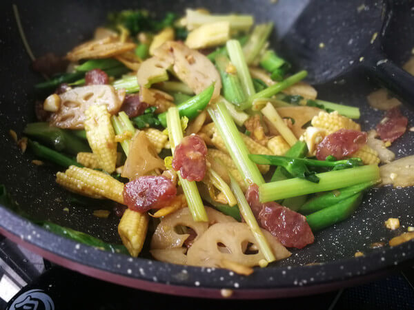 Stir-fry all vegetable materials and salami, etc., then turn off the heat