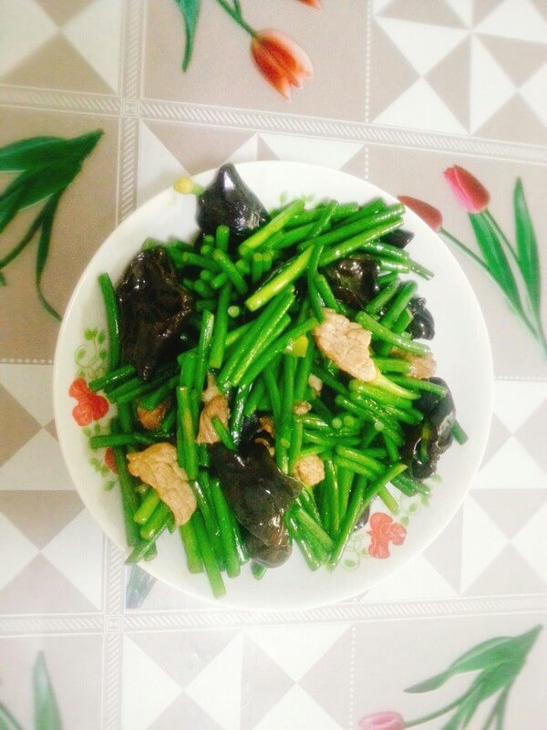 Fried Meat with Garlic Sprouts.