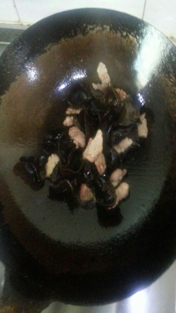 Put oil in the pan, put meat, stir fry the fungus evenly