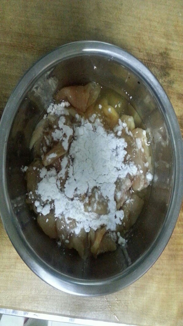 Mix soy sauce, salt, egg whites, and starch into chicken pieces