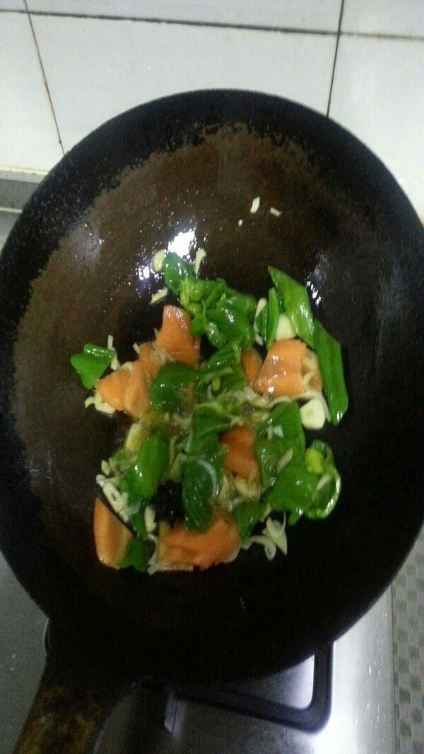 Put oil in the pot, put star anise, onion, garlic, carrot, green pepper and stir fry