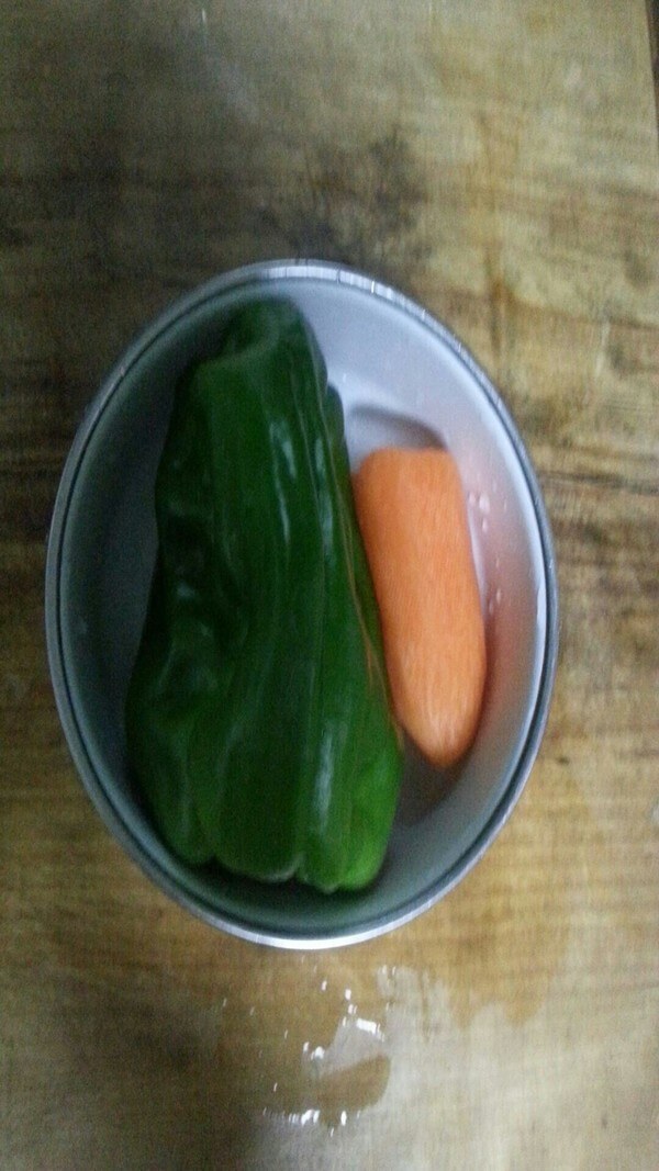 Wash green peppers and carrots