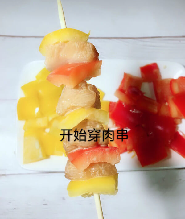 Then skewer the colorful peppers and chicken breast, as shown below.