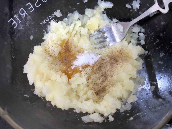 Add a teaspoon of salt, a spoonful of fresh chicken juice, and a little pepper to mix well.