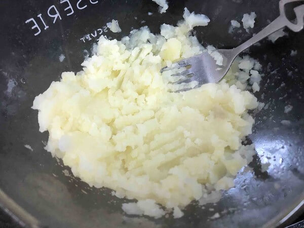 After picking up the potato chips, drain the water and use a fork to crush into mashed potatoes.