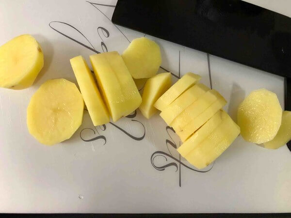 Peel and cut the potatoes into slices.