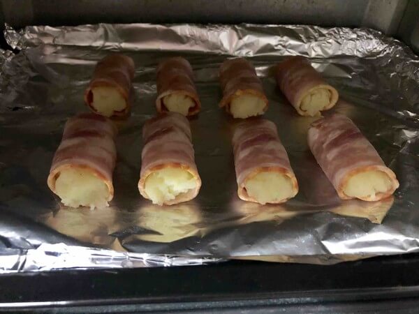 Place in the middle of the oven and bake at 180 degrees for 15 minutes.