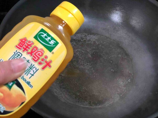 Put a bowl of water in the pot, put a spoonful of Taitaile fresh chicken juice