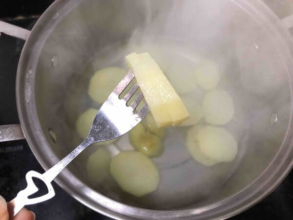 Put the potatoes in boiling water for 15 minutes and cook until soft.