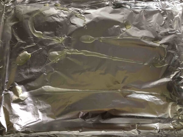 Spread a tin foil on the baking tray and apply a layer of oil.