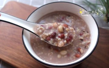 The oatmeal porridge is delicious and delicious,