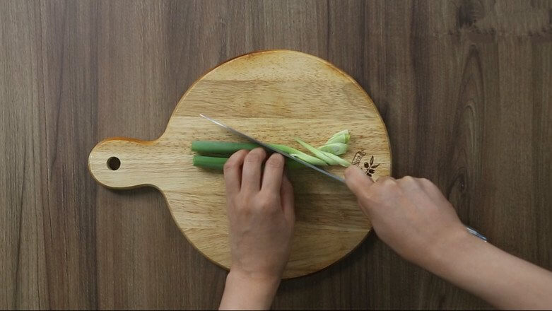 Cut the onion into large pieces,