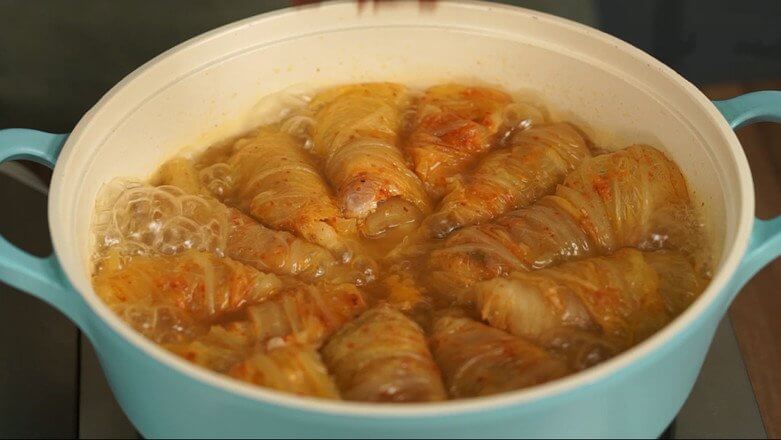 Put pork belly kimchi rolls in the pan,