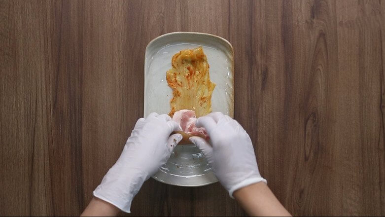 Remove the stalks of kimchi,