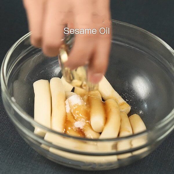 Blanched rice cake with seasoning and mix well