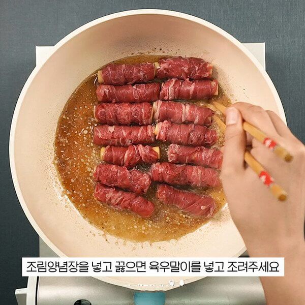 Put seasoning sauce in the pan and boil,