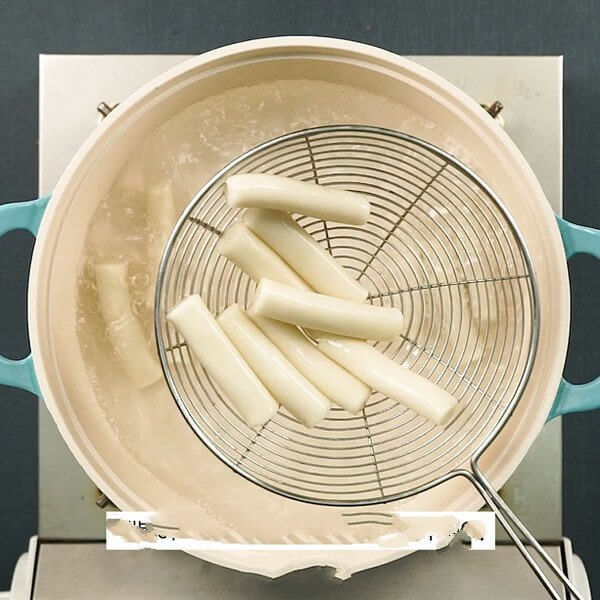 Rice cakes are boiled in boiling water for 30 seconds and then removed