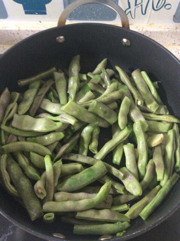 Add beans and stir fry, add cooking wine thirteen fragrance,