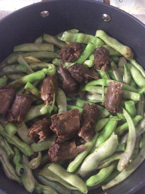 Add duck neck stewed beans