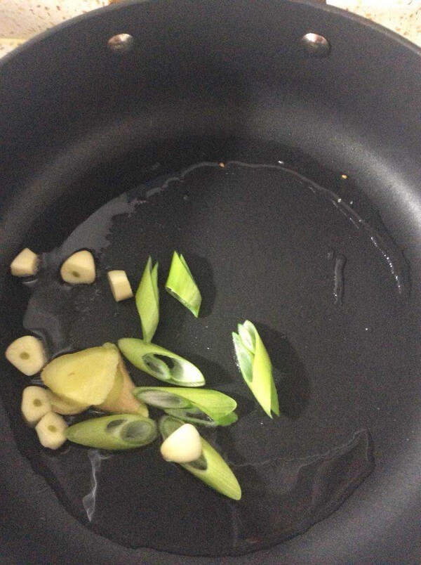 Put the scallion, ginger and garlic in the hot oil