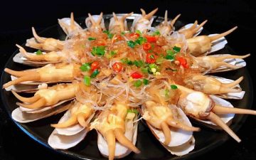 Steamed Razor Clams with Garlic Vermicelli.
