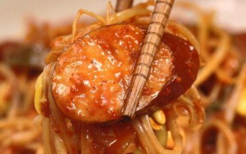 Braised sausage with bean sprouts.