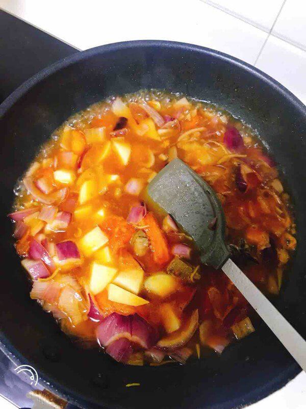 After boiling, add potato pieces, reduce the heat, cover the pot,