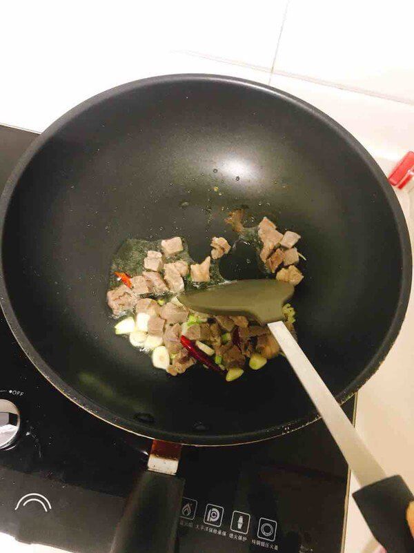 Hot pot cold oil, put onion, ginger, garlic and soy pot, add beef