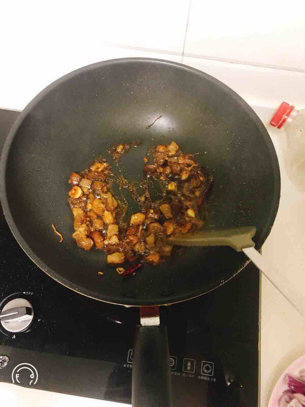 Pour a little old soy sauce for coloring, soy sauce and stir fry evenly