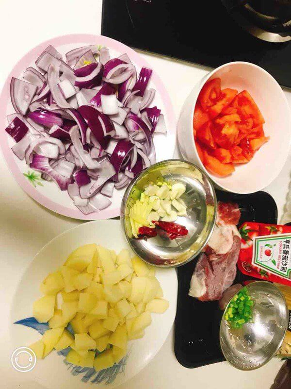 Prepare the ingredients, scald the tomatoes and peel them,