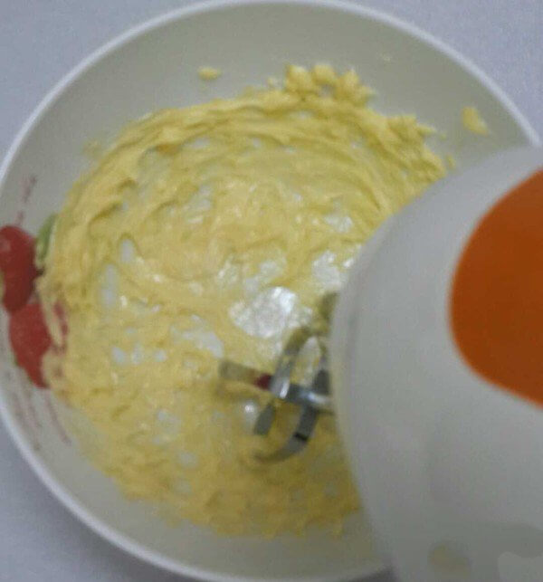 Beat 30g softened butter with electric whisk