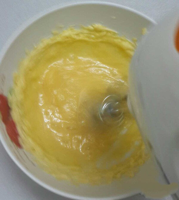 Add 30g icing sugar and 25g egg mixture and beat well