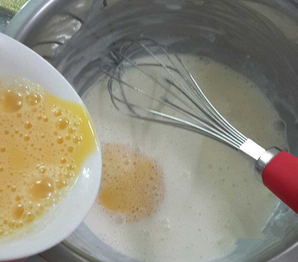 Add 25 grams of beaten egg mixture and stir well