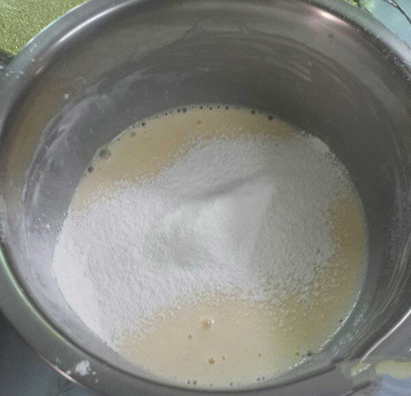 Sift in 25g of low flour and stir well