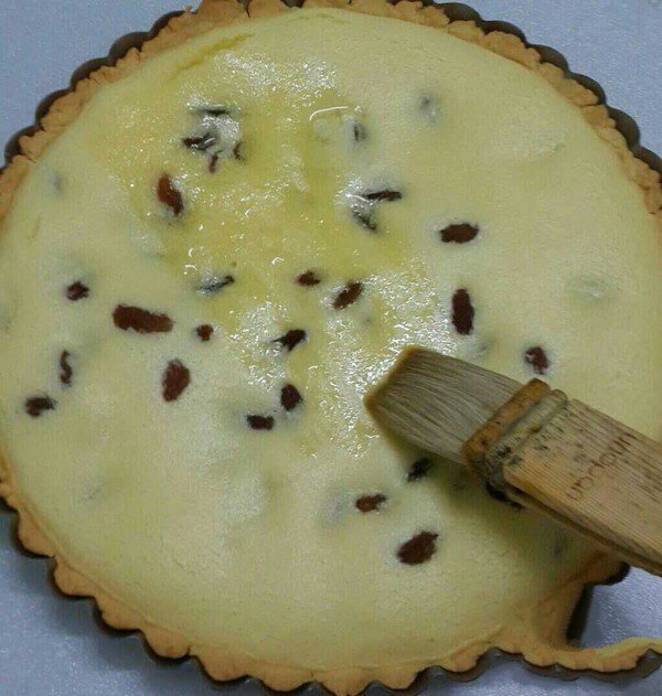 Brush with honey water and bake in the oven for 5 minutes.