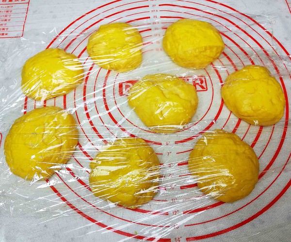 Knead the dough and drain it. Divide it into eight small balls.