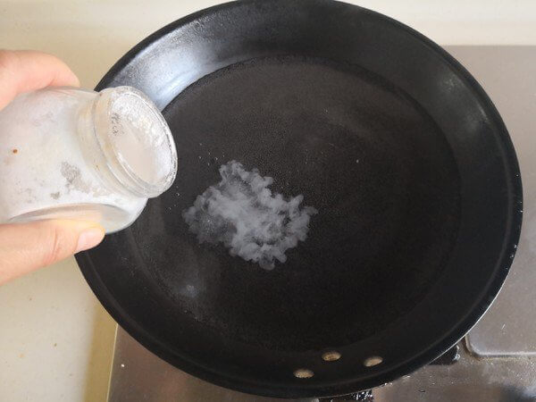 Boil pot water, add some salt and oil;