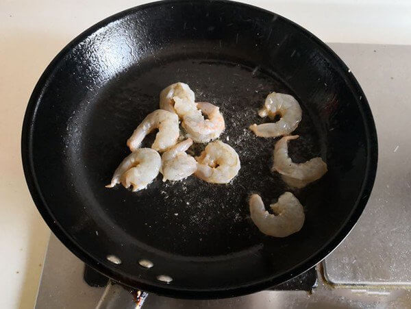 Heat the cold oil in the pan,