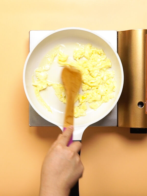 Add cooking oil to the pot, pour in egg liquid,
