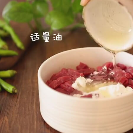 Put cooking wine in the beef,